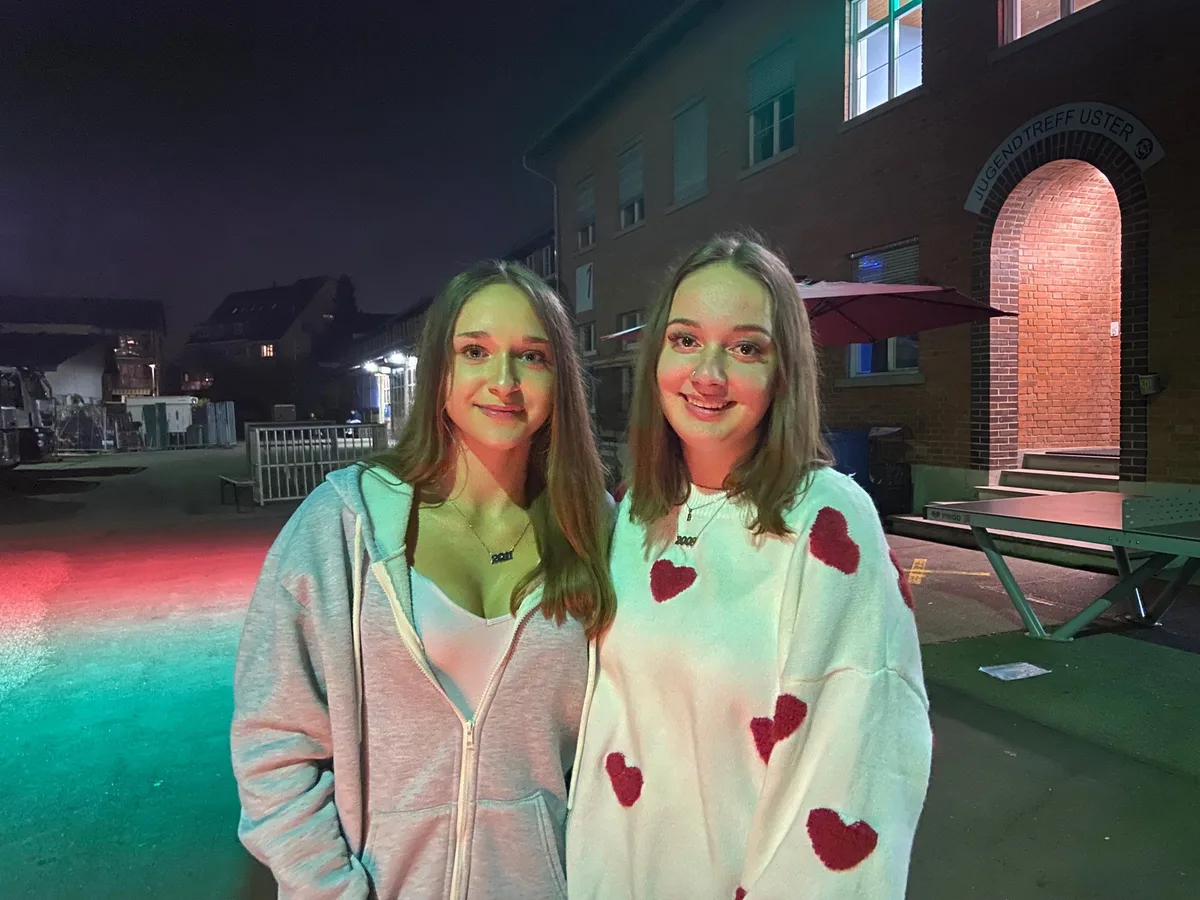 Die beiden Mädchen Majda und Belma sind selten im Jugendtreff. Zwei Mädchen, die vor dem Jugendtreff stehen. Dahinter der Hauseingang.